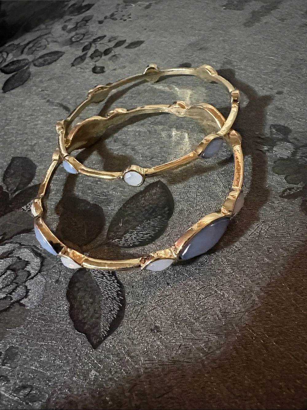 VINTAGE GOLD-TONE STACKABLE SHADES OF BLUE GLASS CABOCHON STONE BANGLE BRACELETS